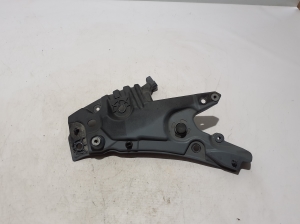 Front fender bracket - 32288930