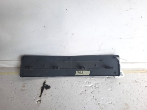 Mercedes Benz C-Class 205 (2014–2021) Esikaitseraua numbrimärgi hoidik A2058170178 - 2