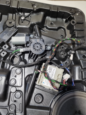 Mercedes Benz B-Class 247 (2018–2026) Aizmugurējo durvju logu pacēlājs A2477302600 - 3