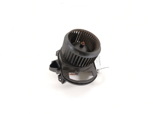 Mercedes Benz A-Class 176 (2012–2018) Salongi puhuri mootor A2469061601 - 3