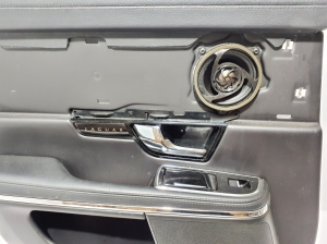 Jaguar XJ (2009–2026) Tagumise küljeukse polster AW9320185AB - 2