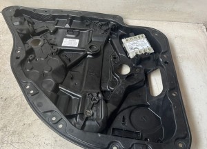 Mercedes Benz C-Class 205 (2014–2021) Priekšējo durvju logu pacēlājs un tā daļas A2057230314 - 2