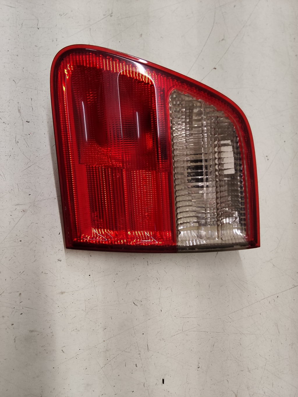 Mercedes Benz E-Class W210 (1995–2002) Rückleuchte Heckleuchte innen A2108206264 Mercedes Benz E-Class W210 (1995–2002) Rückleuchte Heckleuchte innen A2108206264