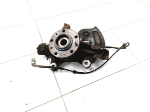   Front wheel hub  -  