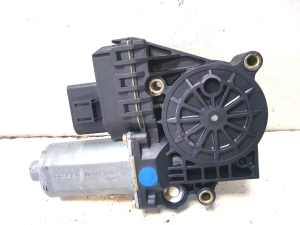 AUDI A6 C5 (1997–2005) Esiukse aknatõstuki mootor 102856XXX - 4
