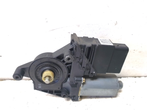 Volkswagen Passat B5 (1997–2005) Rear side door window regulator motor 0130821696 - 3