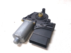 Hinterer Seitentür-Fensterhebermotor - 0130821696