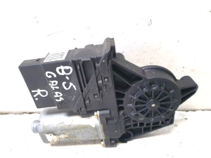 Volkswagen Passat B5 (1997–2005) Rear side door window regulator motor 0130821696 - 5