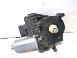 AUDI A6 C5 (1997–2005) Esiukse aknatõstuki mootor 0130821775 - 3