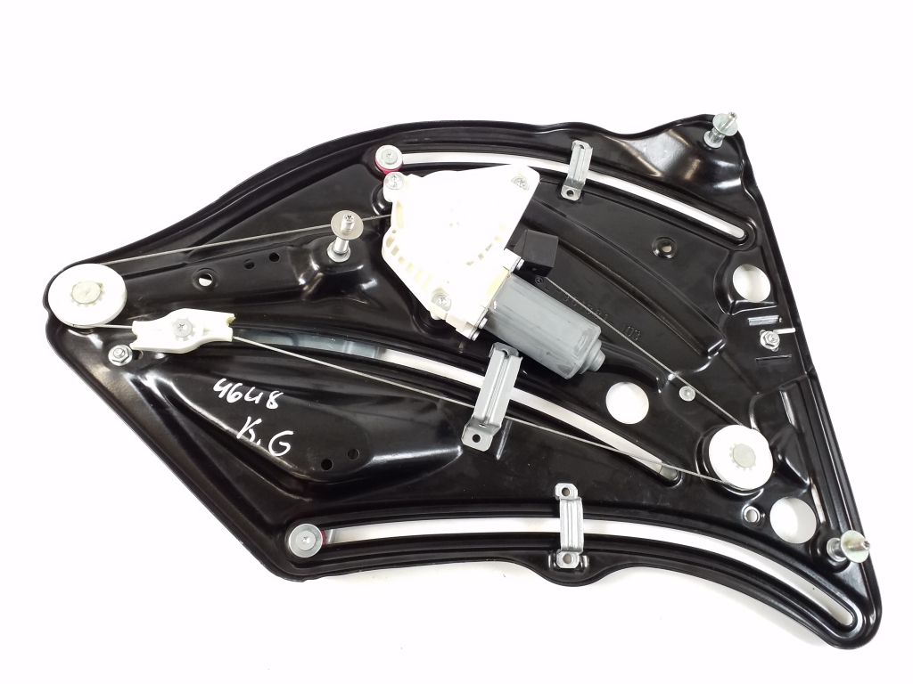 Mercedes Benz E-Class W207 (2009–2017) Rear fork windscreen lifter and its components A2076701303 Mercedes Benz E-Class W207 (2009–2017) Rear fork windscreen lifter and its components A2076701303
