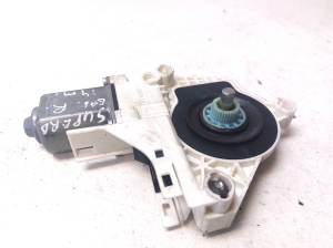 Skoda Superb (2008–2015) Hinterer Seitentür-Fensterhebermotor 8K959812A - 2