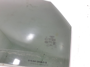 AUDI A3 8Y (2020–2026) Aizmugurējo sānu durvju stikls 8Y5845205A - 2
