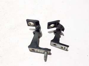   Esiukse ülemine hing  - 8W5831403A 