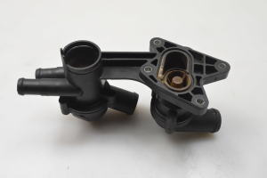 Volkswagen Tiguan (2007–2016) Thermostatgehäuse 03C121026S - 5