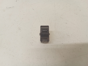NISSAN Navara (1998–2007) Schalter el. Fensterheber hinten 3317A