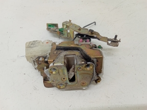 NISSAN Navara (1998–2007) Rear side door lock 805525P003 - 2