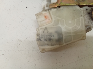 NISSAN Navara (1998–2007) Rear side door lock 805525P003 - 3