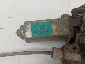 NISSAN Navara (1998–2007) Rear side door window regulator 827302S721 - 2