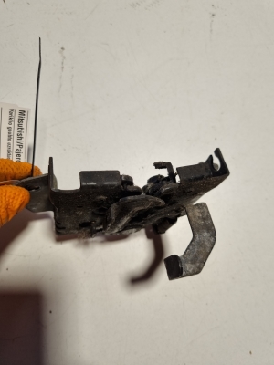 Mitsubishi Pajero IV (2006–2026) Hood latch - 3