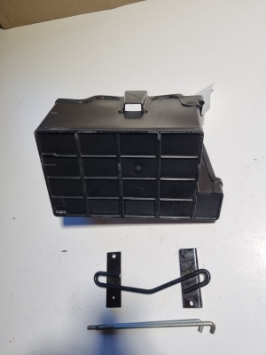 Mitsubishi Pajero IV (2006–2026) Batteriehalter 8203A008 - 2
