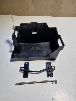 Mitsubishi Pajero IV (2006–2026) Batteriehalter 8203A008 - 3