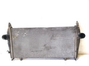 Vahejahuti radiaator