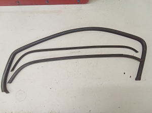 Baguette extérieure de vitre de porte avant - 