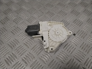   Moteur de lève-vitre de porte latérale arrière  - 8K0959811A 