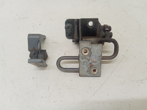 Charnière de porte latérale arrière inférieure - 8E0833412