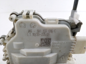 AUDI A4 B9 (2015–2026) Front door lock 8X1837016C - 3
