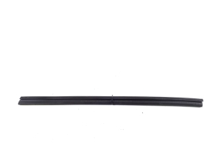 AUDI A4 B9 (2015–2026) Aizmugurējo sānu durvju stikla iekšējā līste 8W0839480 - 3