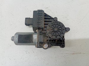 Opel Astra G (1998–2004) Front door window regulator motor 90521881 - 2