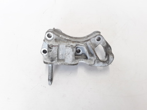   Engine holder 