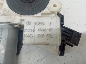 Opel Signum (2003–2008) Front door window regulator motor 9178987 - 2
