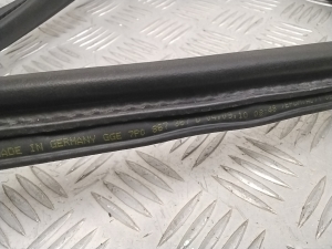Porsche Cayenne (2010–2017) Tagumise küljeukse tihend uksel 7P0867367D - 2