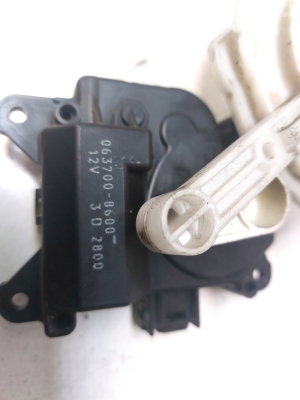 TOYOTA Avensis Verso M2 (2001–2009) Salongi soojenduse klapi mootor 0637008600 - 3