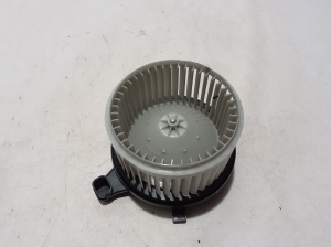   Heizungsgebläsemotor  - 272108441R 