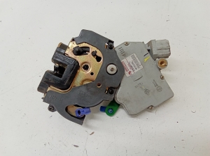 NISSAN X-Trail T30 (2001–2007) Rear side door lock 825528H710 - 2