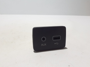   USB-Anschluss  - 735660875 