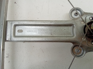 Opel Astra H (2004–2010) Aizmugurējo durvju logu pacēlājs 13100421 - 3