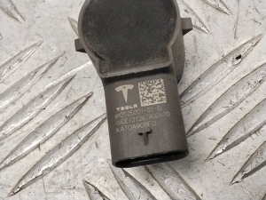 Tesla Model Y Y (2020–2026) Parkimisandur taga 252500101D - 4