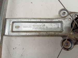 Opel Astra H (2004–2010) Aizmugurējo durvju logu pacēlājs 13100421 - 2
