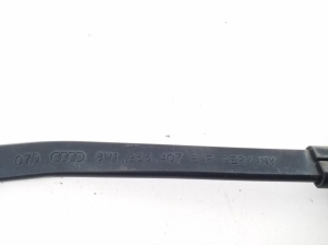 AUDI A4 B9 (2015–2026) Esiklaasi puhasti hoob 8W1955407 - 3