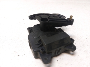 TOYOTA Avensis Verso M2 (2001–2009) Salongi soojenduse klapi mootor 0637008600 - 4