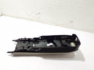 VOLVO XC60 (2017–2026) Keskkonsool 32260646 - 3
