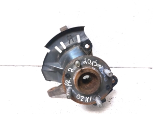 Front wheel hub - 