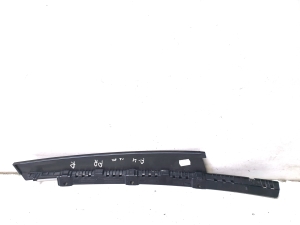 AUDI A4 B9 (2015–2026) Esiukse klaasi välimine liist 8W0837902 - 3
