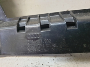 AUDI A4 B9 (2015–2026) Esiukse klaasi välimine liist 8W0837902 - 4