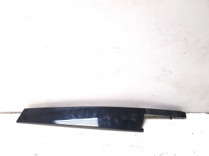 AUDI A4 B9 (2015–2026) Esiukse klaasi välimine liist 8W0837902 - 5