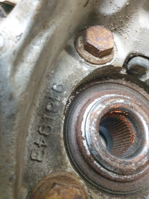 VOLVO XC70 (2000–2007) Front wheel hub 9461943 - 4